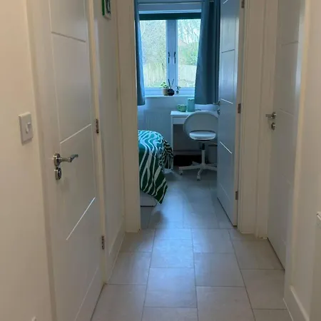 Cozy And Bright In A Friendly 2 Bedroom