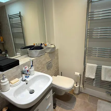 Cozy And Bright In A Friendly 2 Bedroom Guest house *