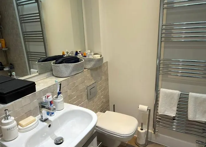 Cozy And Bright In A Friendly 2 Bedroom Guest house *