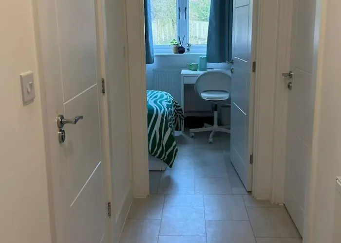 Cozy And Bright In A Friendly 2 Bedroom